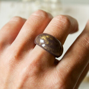 Brązowo złoty pierścień